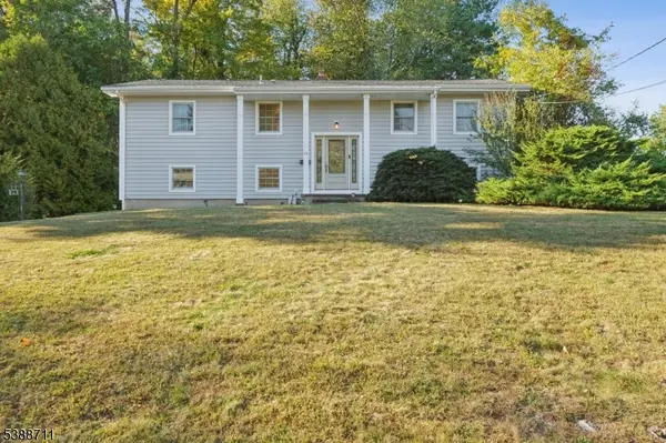 74 Fairway Dr, East Hanover Twp., NJ 07936