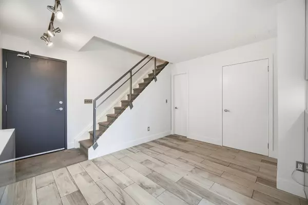 Toronto C01, ON M5V 3J6,637 Lake Shore BLVD W #632