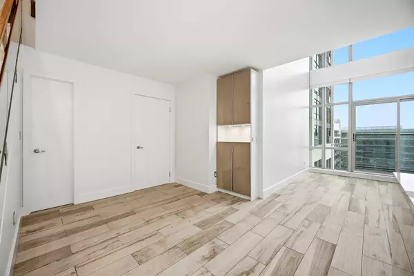 Toronto C01, ON M5V 3J6,637 Lake Shore BLVD W #632