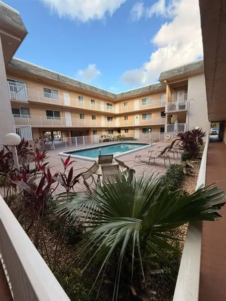 7910 Taft St #109, Pembroke Pines, FL 33024