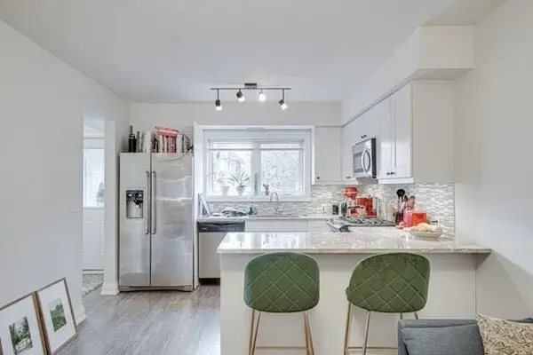 Toronto C02, ON M6G 3S6,36 Winona DR #Main