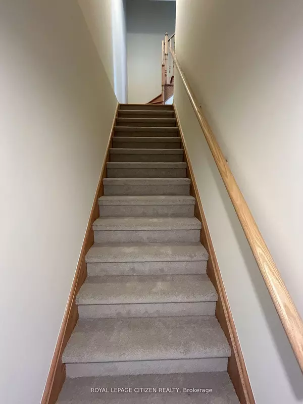 Whitby, ON L1R 0S7,28 Esquire WAY W