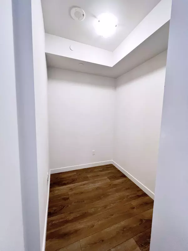 Toronto C03, ON M4P 0C1,8 Eglinton AVE E #5304