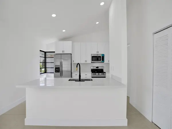 Dania Beach, FL 33004,200 SE 7th St