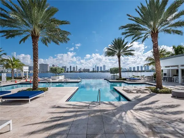 North Miami Beach, FL 33160,17111 Biscayne Boulevard #2105 + 1 BOAT SLIP 100 ft