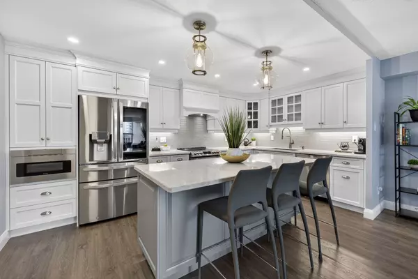 Newmarket, ON L3Y 7T7,250 Davis DR #906