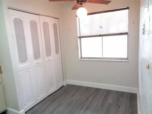 Margate, FL 33063,7320 Lake Circle Dr #101