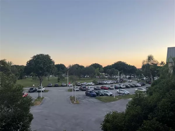 Lauderhill, FL 33319,6201 N Falls Circle Dr #309