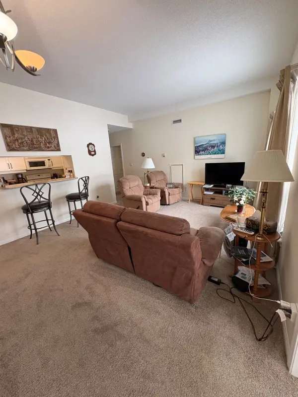 Barrie, ON L4N 0M3,94 Dean AVE #109