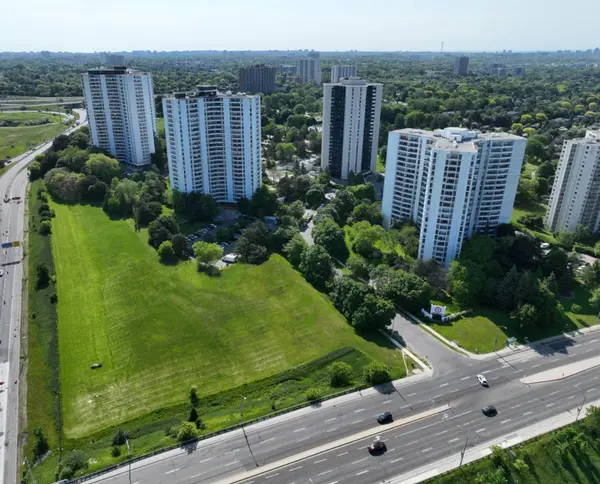 100 Graydon Hall DR #503, Toronto C13, ON M3A 3A8