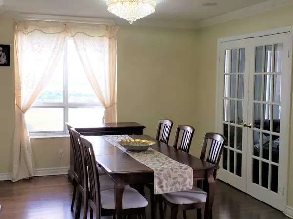 Mississauga, ON L5R 4B1,25 Kingsbridge Garden CIR #1625