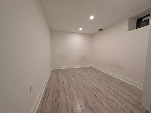 Brampton, ON L6Y 4J3,33 Trammell LN #BSMT