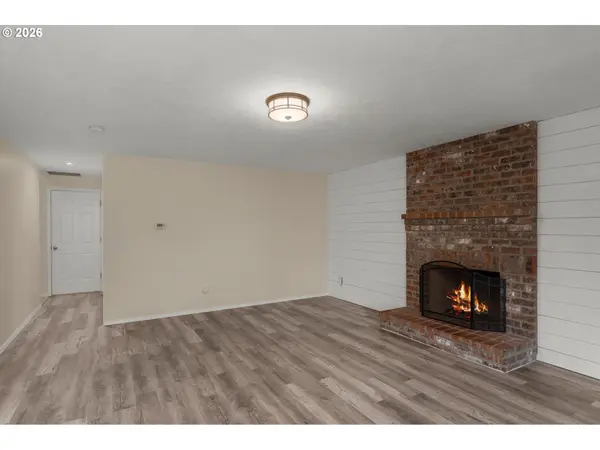 Hillsboro, OR 97123,806 SE 73RD AVE