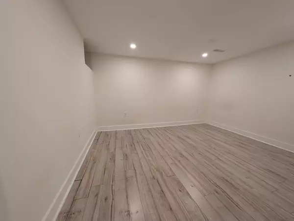 Brampton, ON L6Y 4J3,33 Trammell LN #BSMT