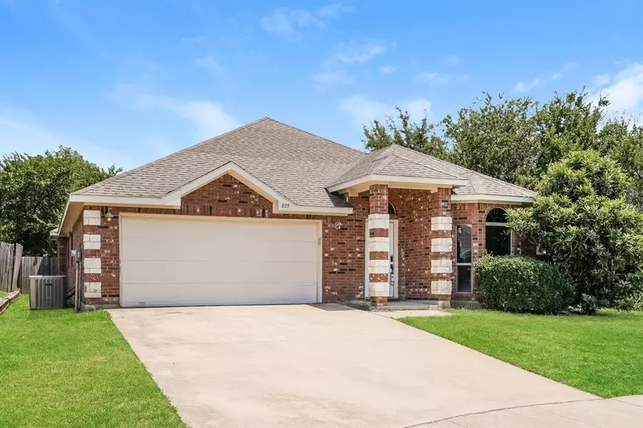 809 Bahar Court, Arlington, TX 76010