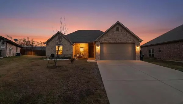 129 Oak Springs Loop, Mabank, TX 75156