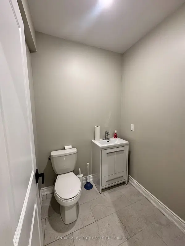 Barrie, ON L4N 1T1,58 Mary ST #Back