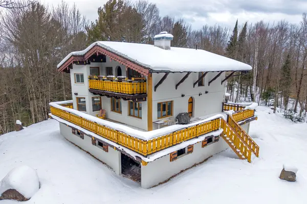 Huntsville, ON P0B 1L0,878 DEER LAKE RD RD