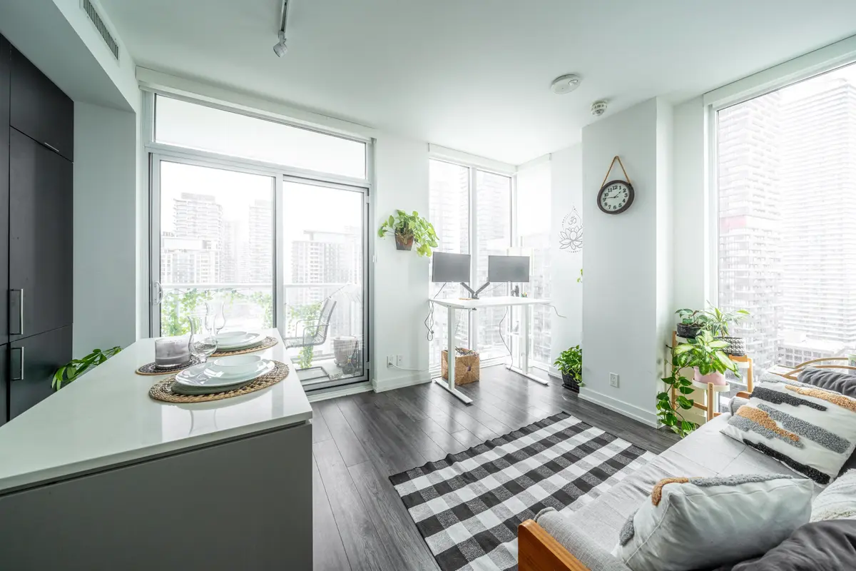 Toronto C03, ON M4R 0A4,33 Helendale AVE #1806