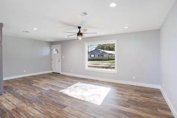 Leonard, TX 75452,104 W Short Street