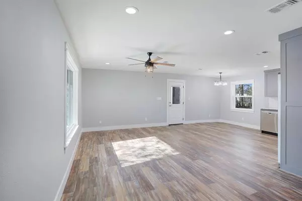 Leonard, TX 75452,104 W Short Street