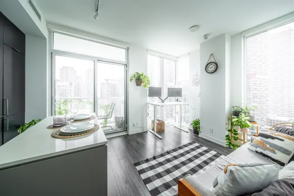 33 Helendale AVE #1806, Toronto C03, ON M4R 0A4