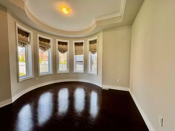 King, ON L7B 0N9,28 Larkin AVE