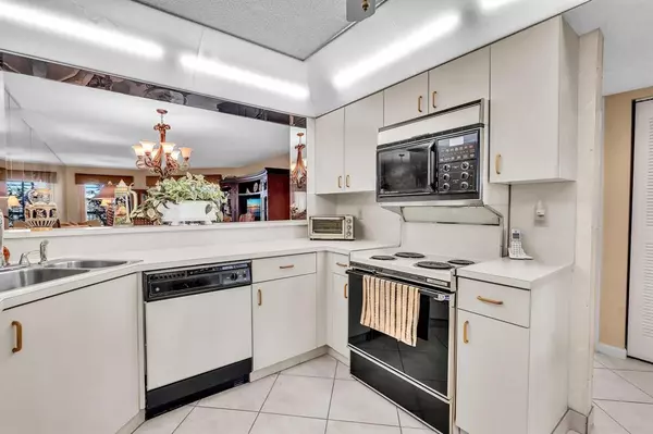 Tamarac, FL 33321,7449 Fairfax Dr #211