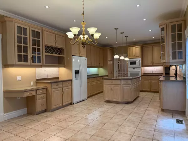 Burlington, ON L7P 4W4,1067 Forestvale DR