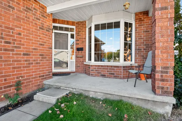 Barrhaven, ON K2G 6H6,22 New Deighton CRES W