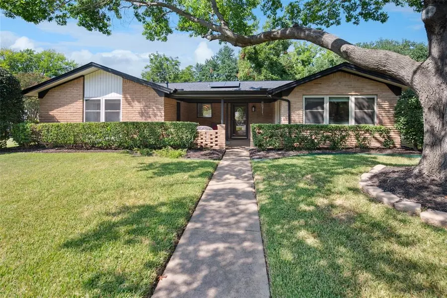 1001 Livingston Drive, Hurst, TX 76053