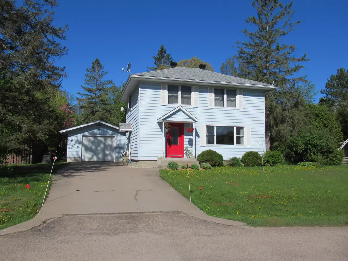 Deep River, ON K0J 1P0,8 Tweedsmuir PL