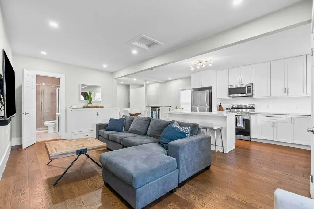 Hamilton, ON L8H 4E4,18 Park ROW N