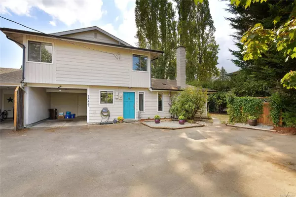 7037 WALLACE Dr, Central Saanich, BC V8M 1E9