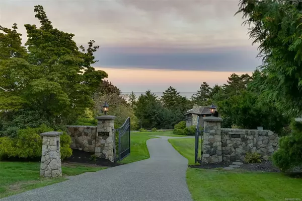 Saanich, BC V8N 5X6,2807 Arbutus Rd