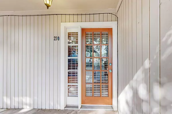 Dallas, TX 75235,5220 Fleetwood Oaks Avenue #210