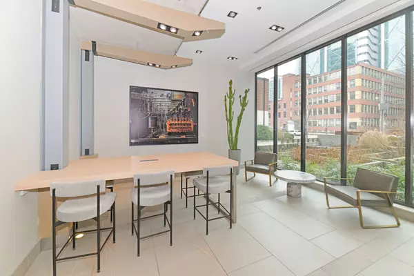 Toronto C01, ON M5V 0B5,400 Wellington ST W #703