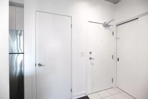 Toronto C01, ON M5V 0B5,400 Wellington ST W #703