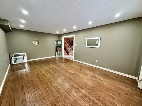 Oshawa, ON L1K 2H3,492 Palmtree CRES