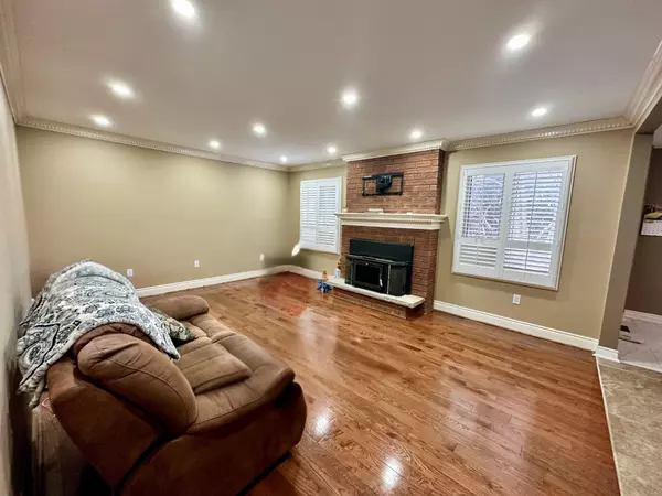 Oshawa, ON L1K 2H3,492 Palmtree CRES