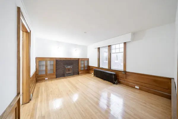 Toronto E02, ON M4L 2S4,4 Kingston RD #42