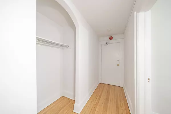 Toronto E02, ON M4L 2S4,4 Kingston RD #42