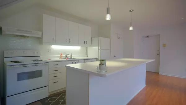 Toronto E02, ON M4E 1C9,2064 Queen ST E #4