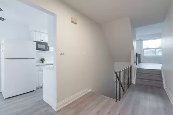 Toronto E03, ON M4B 2K1,1040 Victoria Park AVE