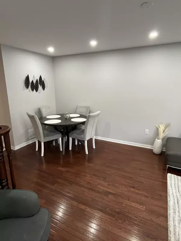 Oakville, ON L6M 0A1,2439 Springforest DR