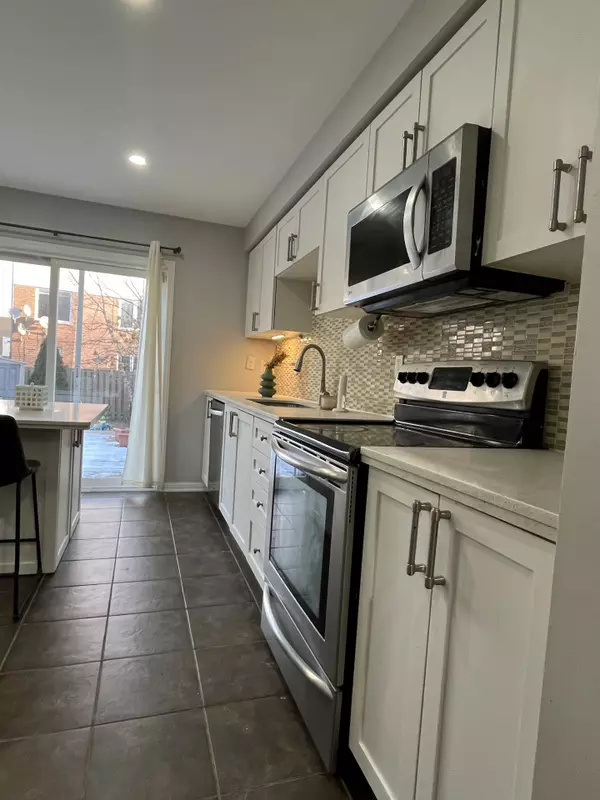 Oakville, ON L6M 0A1,2439 Springforest DR