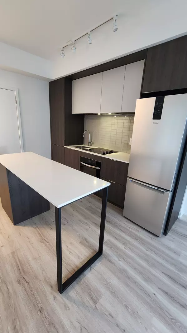 Mississauga, ON L5B 0C6,395 Square One DR #1009