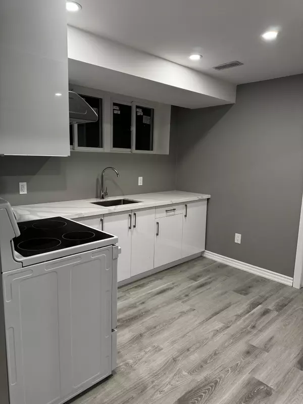 148 Skyharbour DR, Brampton, ON L6Y 0C1