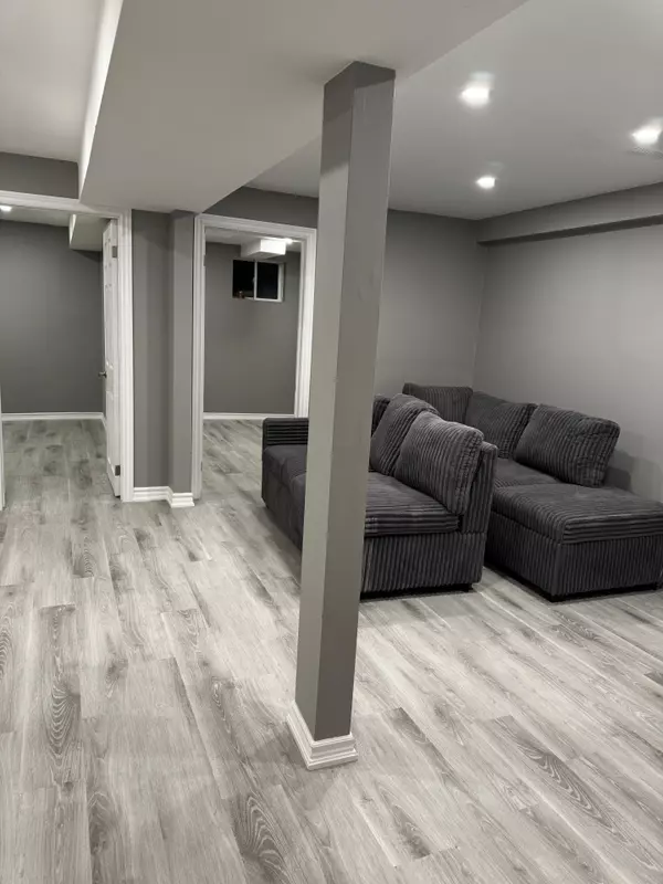 Brampton, ON L6Y 0C1,148 Skyharbour DR