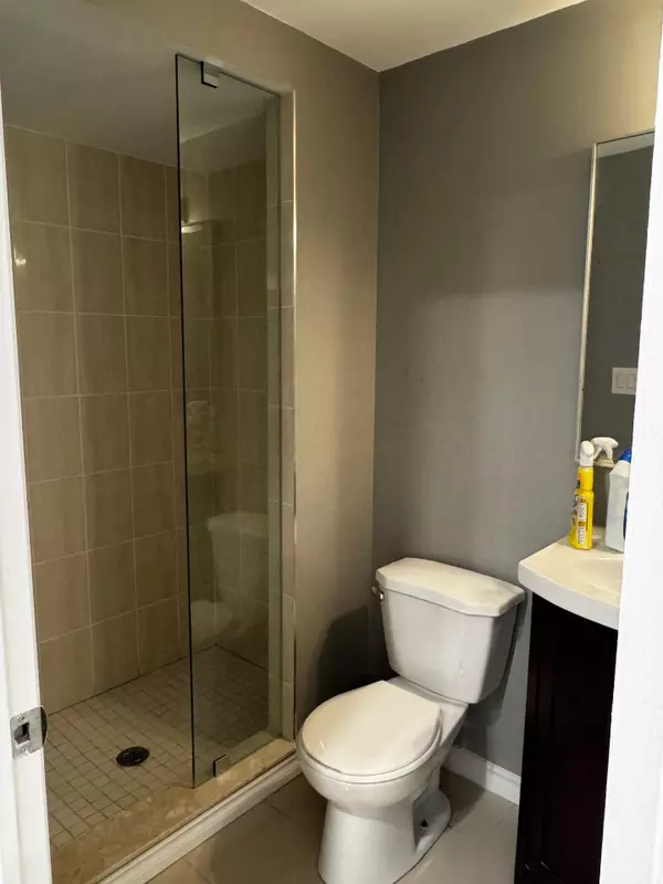 Brampton, ON L6Y 0C1,148 Skyharbour DR